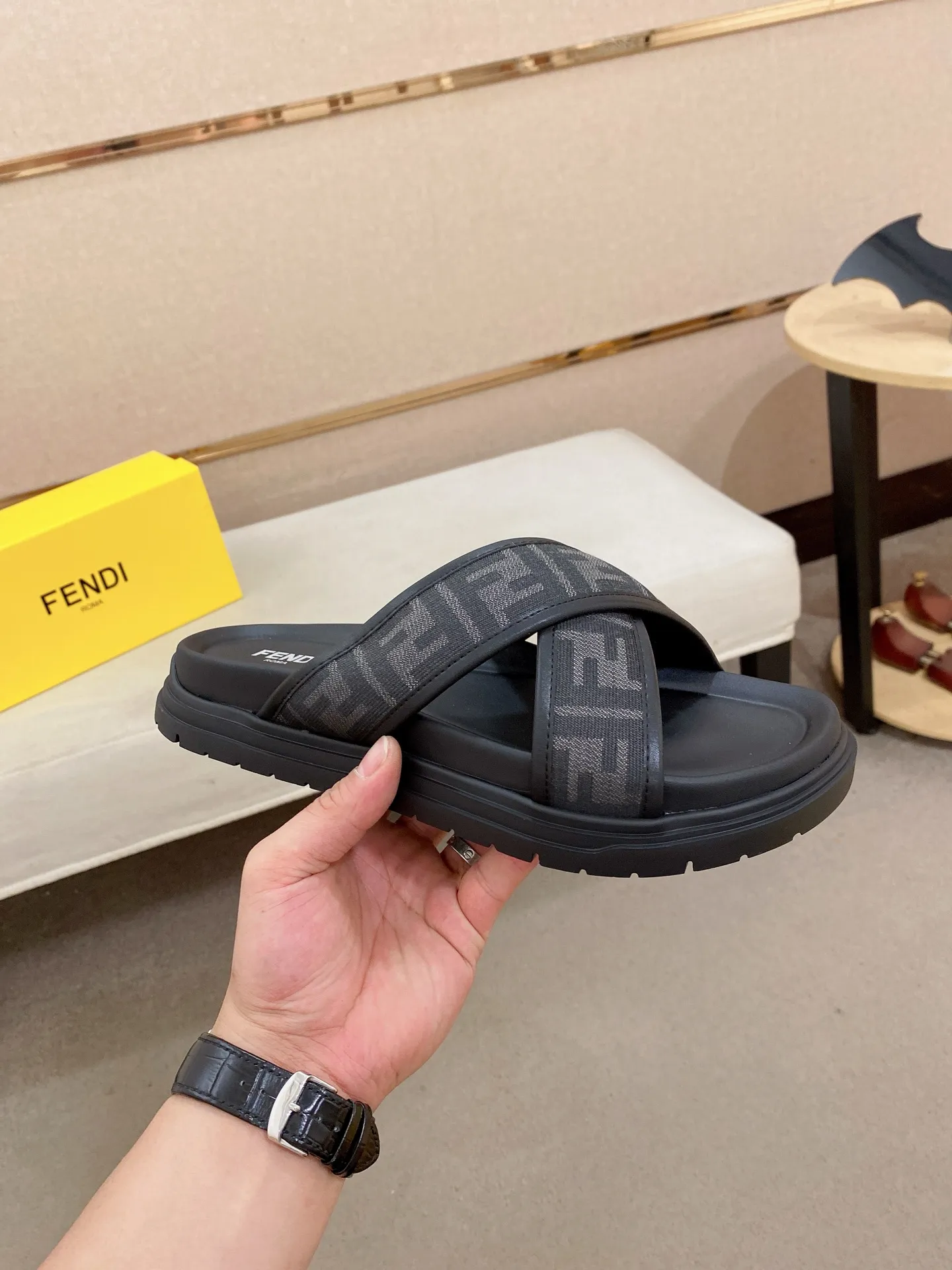 Factory price: 320💰 [Fendi Slippers] High-end brand of men's shoes, official website 1:1 latest masterpiece: original mold customization, the fabric is made of imported original materials, upgraded outsole, lighter and non-slip. The market's top quality, simple yet tasteful, a must-have for fashionistas, fashionable at your feet, full of confidence, the same style at the counter 👍The season of summer slippers is here. Code: 38-44 (45 is custom-made and cannot be returned or exchanged)